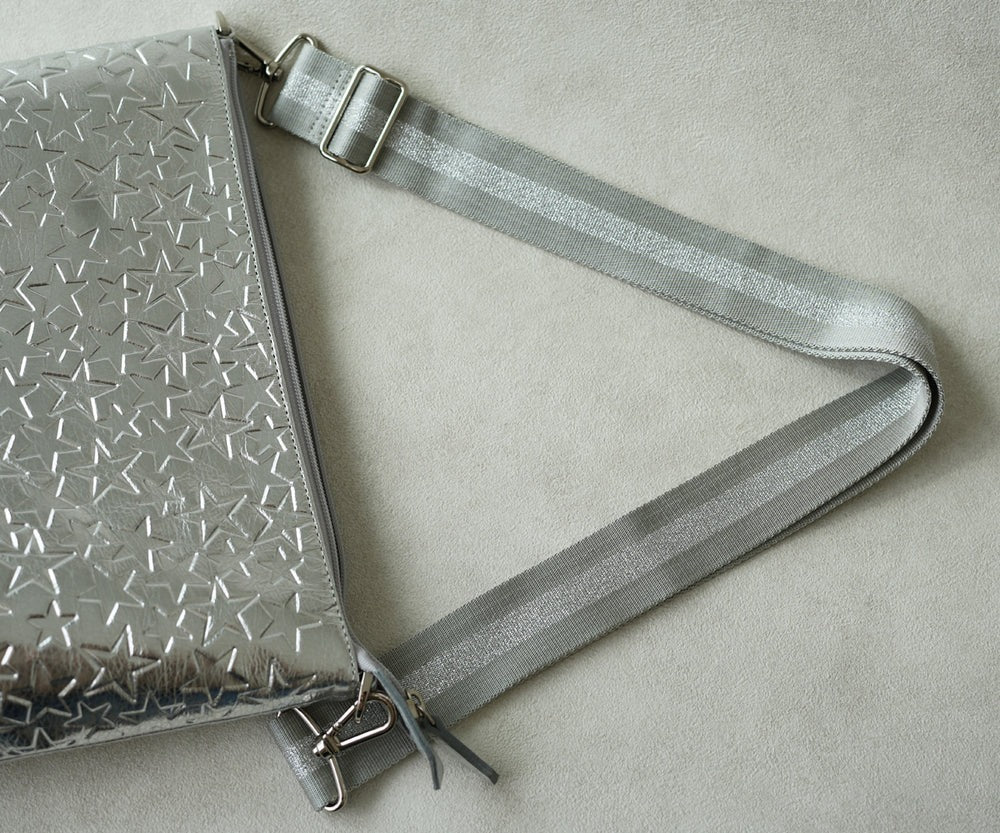 Horizontal Pochette (M) – Star-Embossed Leather 1331-st