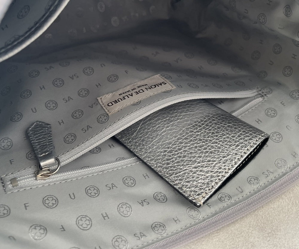 Horizontal Pochette (M) – Star-Embossed Leather 1331-st