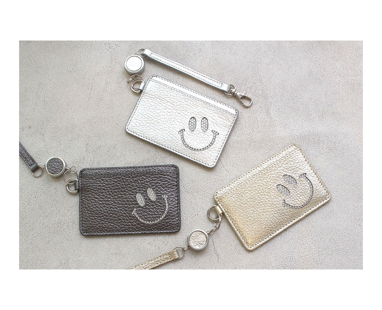 Smile Pass Holder With Reel 1658