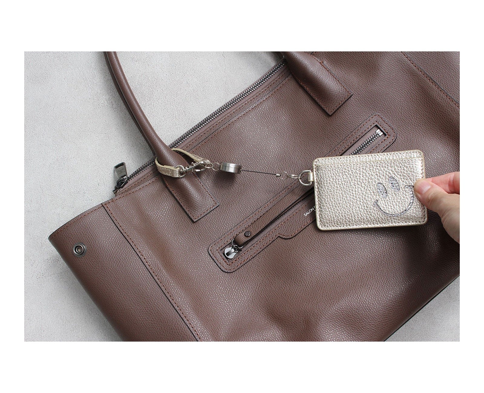 Smile Pass Holder With Reel 1658