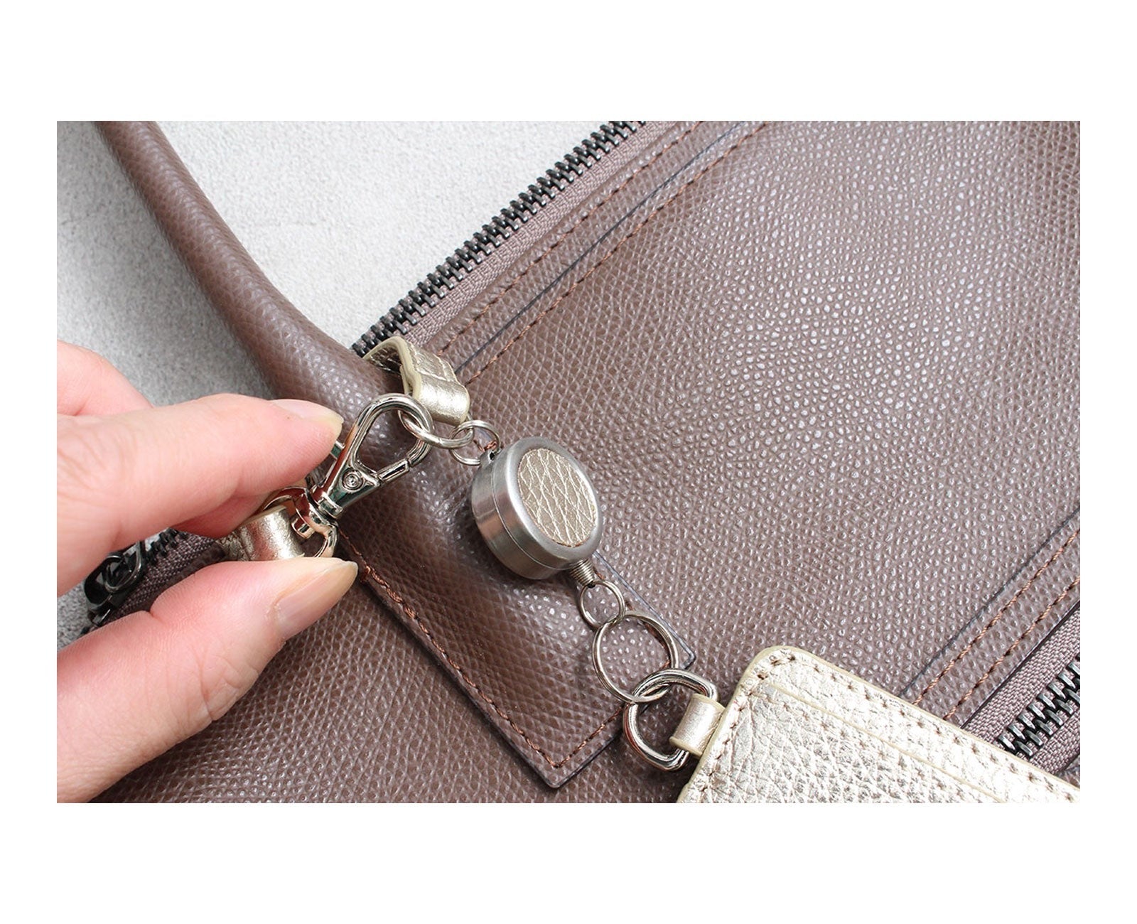 Smile Pass Holder With Reel 1658