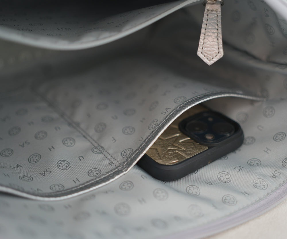 Horizontal Pochette (M) – Star-Embossed Leather 1331-st