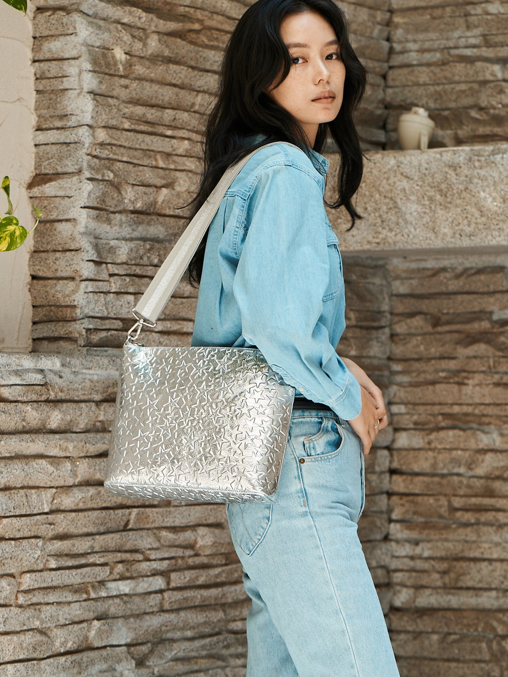 Horizontal Pochette (M) – Star-Embossed Leather 1331-st