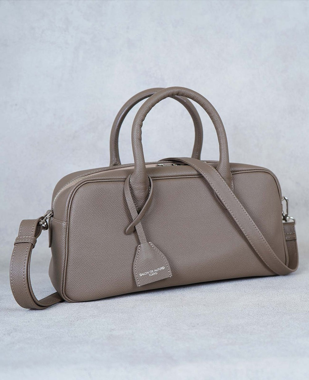 The beautifully flowing horizontal lines evoke an air of sophistication.
Though minimalist in design, its carefully balanced form radiates elegance from every perspective.