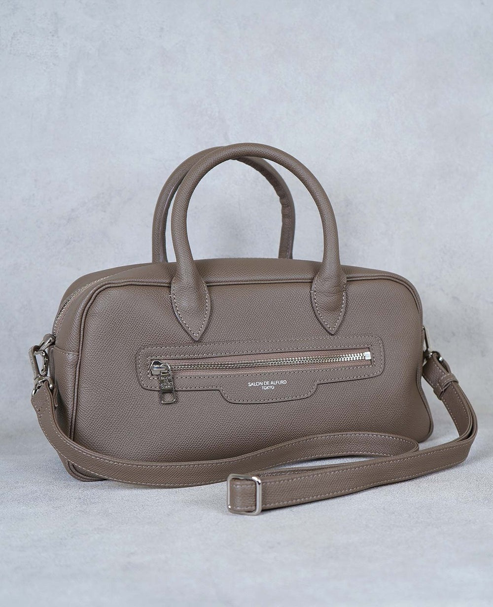 Elegant from every angle.
The back features a subtle zip pocket and a discreetly embossed logo, highlighting minimalist beauty perfected in every detail.